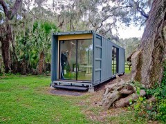 從零開始，建造了一個集裝箱小屋，而且隨時可以整體搬走